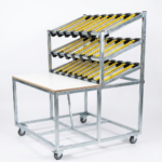 Carrinho Móvel de Embalagem e Triagem para E-commerce com Bancada Ergonômica e Calhas Flow Rack